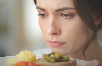 Женщина смотрит на еду